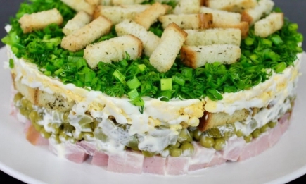 Нереально вкусное сочетание: шаровой салат, который заменит вам все "шубы" и "оливье" (РЕЦЕПТ)