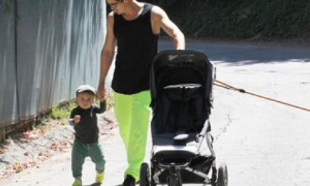 Орландо Блум на прогулке с сыном. Фото