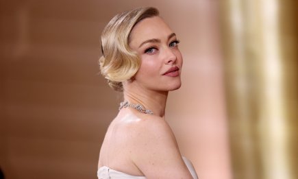 Хто загубив наречену? Аманда Сейфрід викликала фурор на "Золотому глобусі" у вишуканій білій сукні (ФОТО)