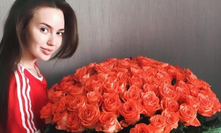 Вся в цветах: Анастасия Костенко похвасталась подарком Дмитрия Тарасова на годовщину отношений (ФОТО)