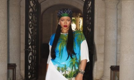 Логотип видно издалека: Рианна показала до стыда дорогой аксессуар (ФОТО)