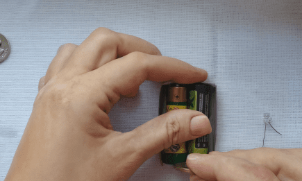Монета + батарейки: як зробити ліхтарик своїми руками за 30 секунд (ВІДЕО)