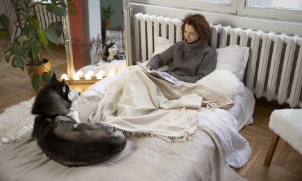 Чтобы спальня стала теплее, передвиньте кровать: самый простой способ согреться