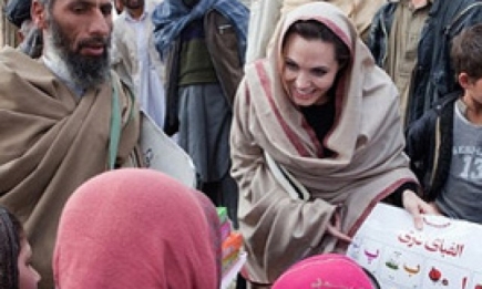 Женщина в эпицентре горя: Джоли снова в Афгане. ФОТО