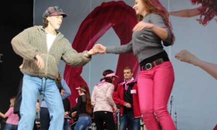 Установлен рекорд Украины по танцам сальсы в розовом