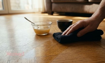 Сделайте такую хитрую штуку во время уборки: как за считанные секунды убрать царапины из деревянного пола