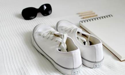 Мода весны 2024 — белые кроссовки: с чем их носить, и как чистить