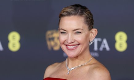 Всі погляди на неї: Кейт Гадсон спричинила фурор у червоній сукні на премії BAFTA (ФОТО)