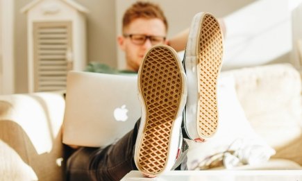 11 привычек зуммеров, тихо портящих им жизнь: большинство даже не замечает этого