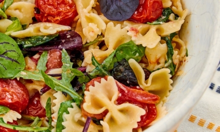 Сытно и вкусно: невероятный салат с макаронами, просто обожаемый итальянцами (РЕЦЕПТ)
