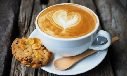 Защищает от рака, но вымывает кальций: эксперт рассказал, как пить кофе, чтобы не навредить здоровью