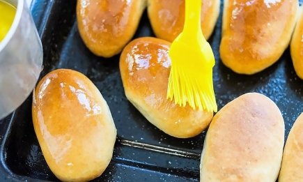Секрет глянцевой корочки, как из кондитерской: 6 вариантов, чем смазать выпечку дома