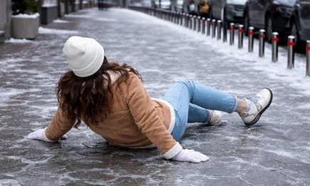 Не посыпайте лед солью и песком: 5 крутых заменителей, которые не портят обувь