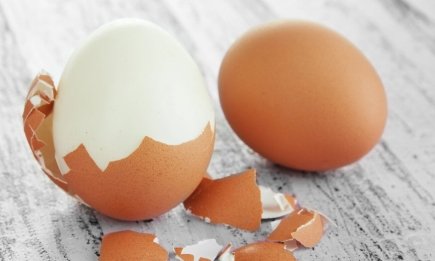 Користувач із TikTok перевірив "геніальний спосіб" очистити варене яйце — ось що з цього вийшло (ВІДЕО)