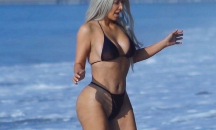 На зло хейтерам: Ким Кардашьян похвасталась идеальной фигурой в бикини на пляже (ФОТО)