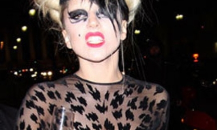 Lady Gaga ушла со сцены на подиум. ФОТО