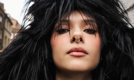 Близнецы из "Bloom Twins" представляют собственный ди-джей проект The Aksis и первый авторский ремикс Cross The Border