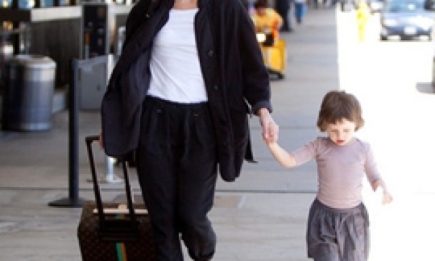 Мила Йовович с дочерью в аэропорту Лос-Анджелеса. ФОТО