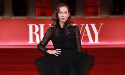 У центрі уваги — ноги: як Емілі Блант носить мереживо та спідницю-пачку (фото)