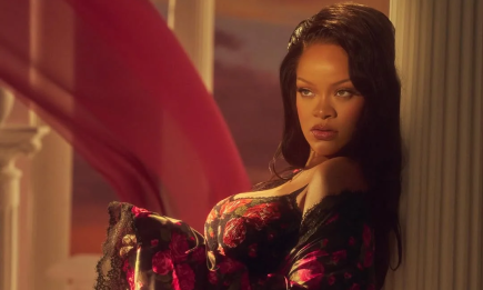 И это после третьих родов! Рианна ошарашила аппетитными формами в красном белье (ФОТО)