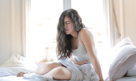 Как облегчить боль в животе во время менструации: легкое упражнение от гинеколога