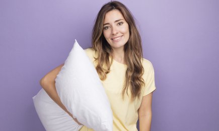 Один дешевый раствор спасет ваши старые желтые подушки: будут как новенькие