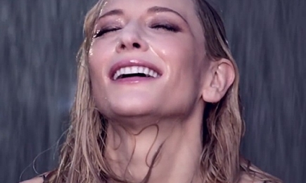 Кейт Бланшетт мокнет под дождем в рекламе нового аромата Si от Giorgio Armani
