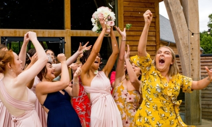 Смешные и неожиданные фотографии со свадьбы: они веселились по полной