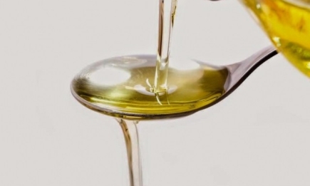 Зачем полоскать рот маслом: рассказываем про целительную технику oil pulling