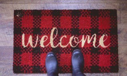 Зимой под входной коврик насыпаю ингредиент из кухни: пол всегда сухой и чистый