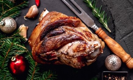 Как запечь целую рульку к празднику: сочный рецепт (ВИДЕО)