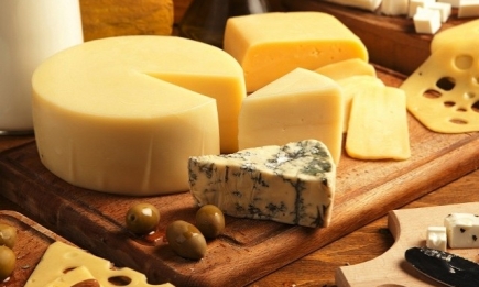 «Жизнь без обмана»: как выбирать сыр и с чем его сочетать — советы эксперта Алексея Душки