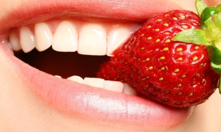 О красивой улыбке можете забыть: ТОП-10 вредных привычек, которые разрушают ваши зубы