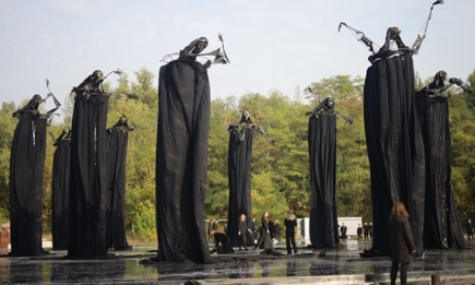 "Зеркальное поле": в Бабьем Яру открыли мемориал с аудиовизуальной инсталляцией в честь жертв расстрелов