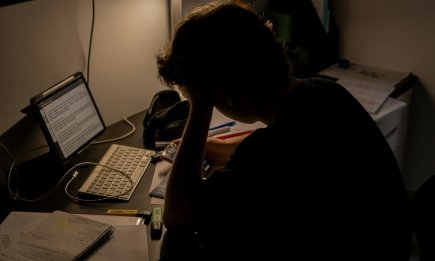 7 вечерних привычек, которые тянут людей назад: психологи объяснили, почему они мешают успеху