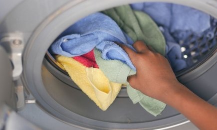 Выстирали, но не достали: что будет с вашей одеждой, если оставить ее в стиральной машинке