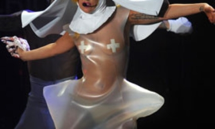 Lady Gaga в костюме стриптизерши-монахини