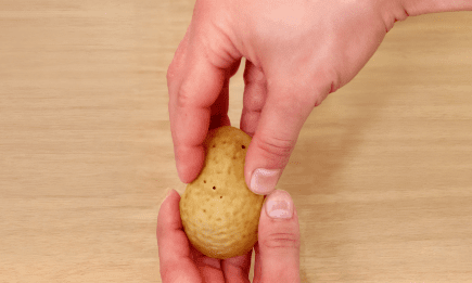 Как чистить картошку в одно движение: этот трюк сэкономит вам море времени (ВИДЕО)