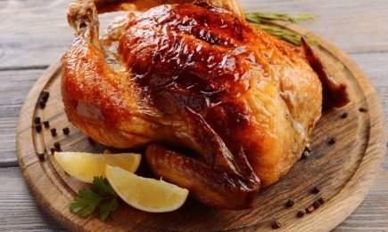 Почему запеченная курица теряет идеальную корочку: во всем виновата вода