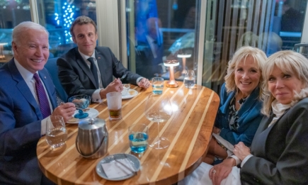 Двойное свидание: президенты США и Франции вместе с женами сходили на мороженое (ФОТО)