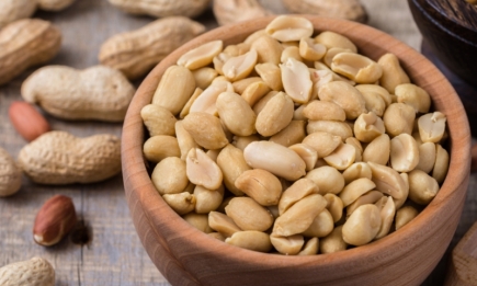 Орехи будут сами вылетать из шелухи: как через минуту почистить килограмм арахиса
