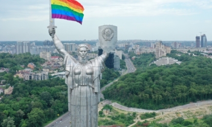 В Киевском музее заявили, что ЛГБТ-флаг на монументе "Родина-мать" — фейк и монтаж