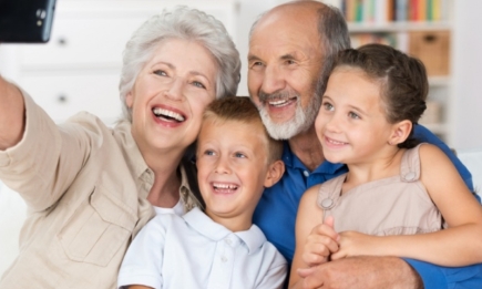 Важливі життєві уроки, які можуть дати своїм онукам бабусі та дідусі