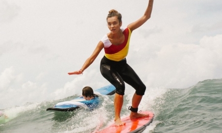 Как отдыхают звезды: Регина Тодоренко на Бали освоила серфинг (ФОТО)