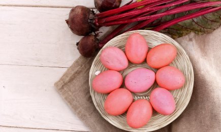 Як отримати ніжно-рожеві яйця на Великдень: простий спосіб без жодної краплі хімії