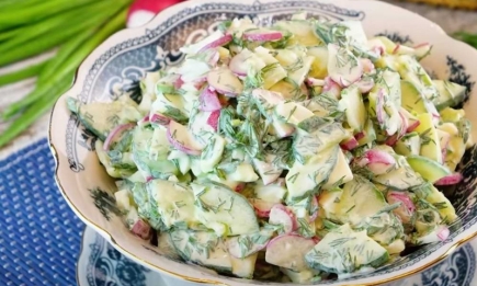 Легкий ужин за несколько минут: сытный салат с картофелем и огурцом (РЕЦЕПТ)