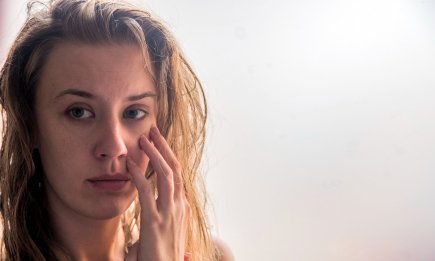 Уберите лишние баночки: врач объяснила, как на самом деле нужно ухаживать за лицом при недосыпании