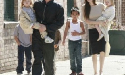 Анджелина Джоли и Брэд Питт на прогулке с детьми. ФОТО