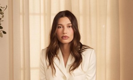 Забудьте о черном: Хейли Бибер вдохновляет сменить гардероб в пользу маленького белого платья (ФОТО)