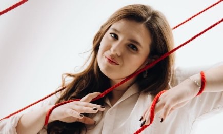 "Пережила репресії, Голодомор і війну": співачка iSKra показала 110-річну вишиванку прабабусі (ФОТО)